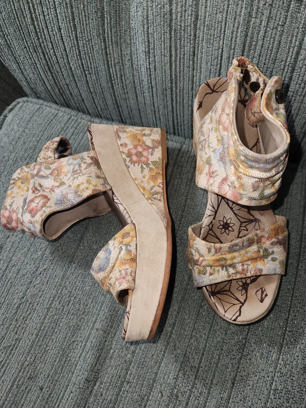 πDkode Floral Wedge Sandals -